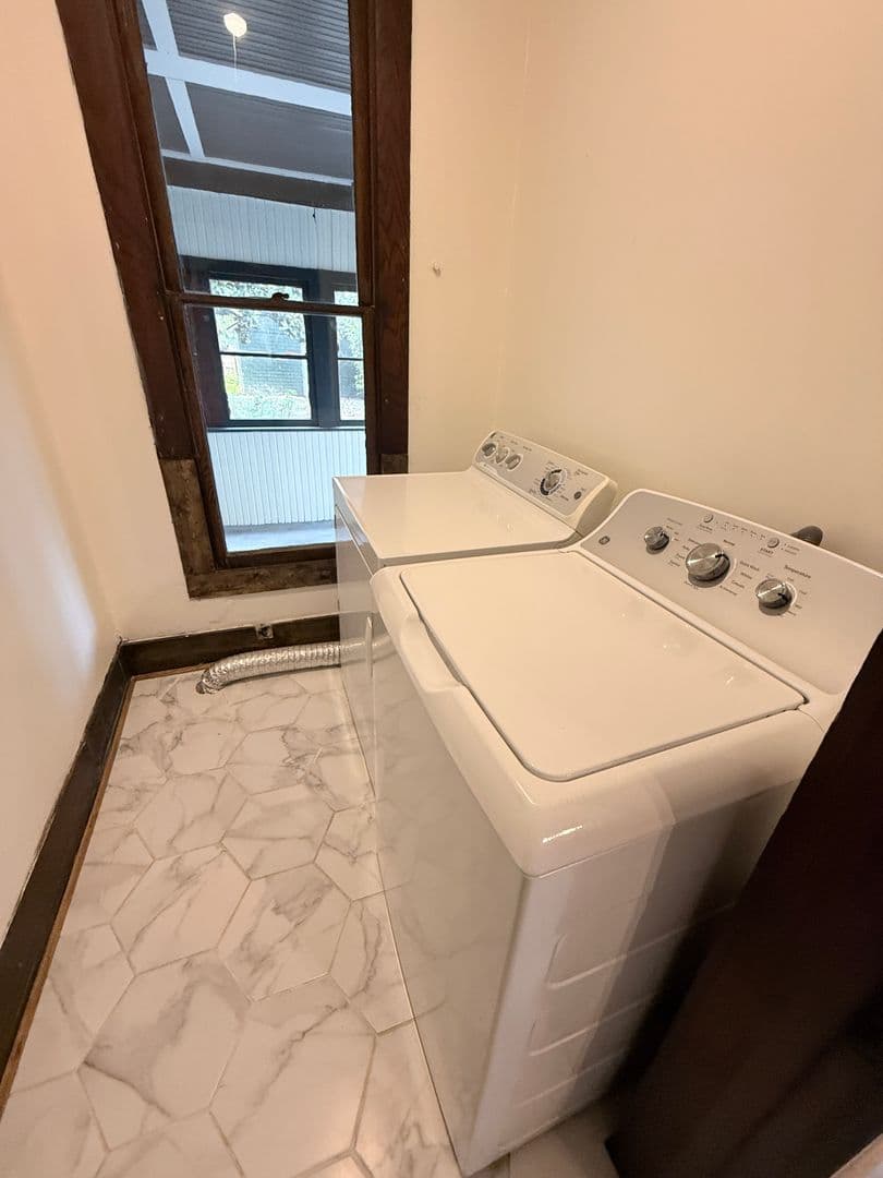 New Albany House: 2313 E Market St