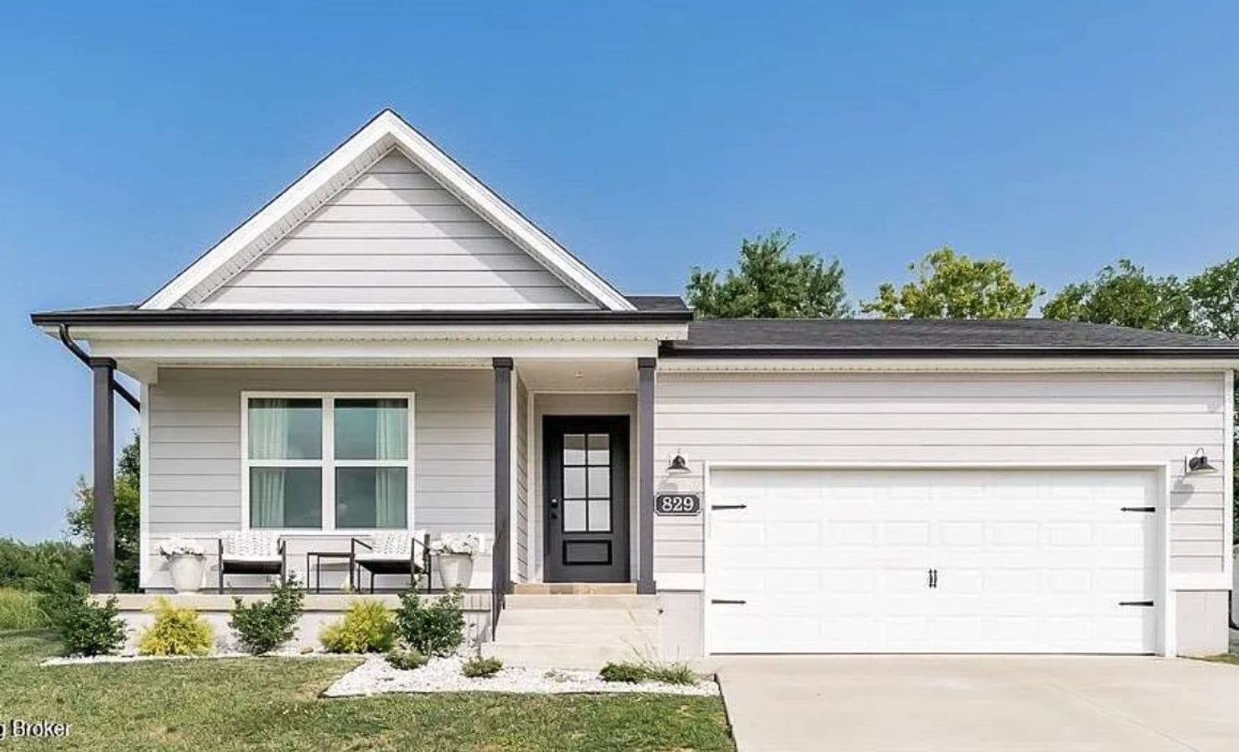 Jeffersonville House: 829 Wolf Run Park Blvd