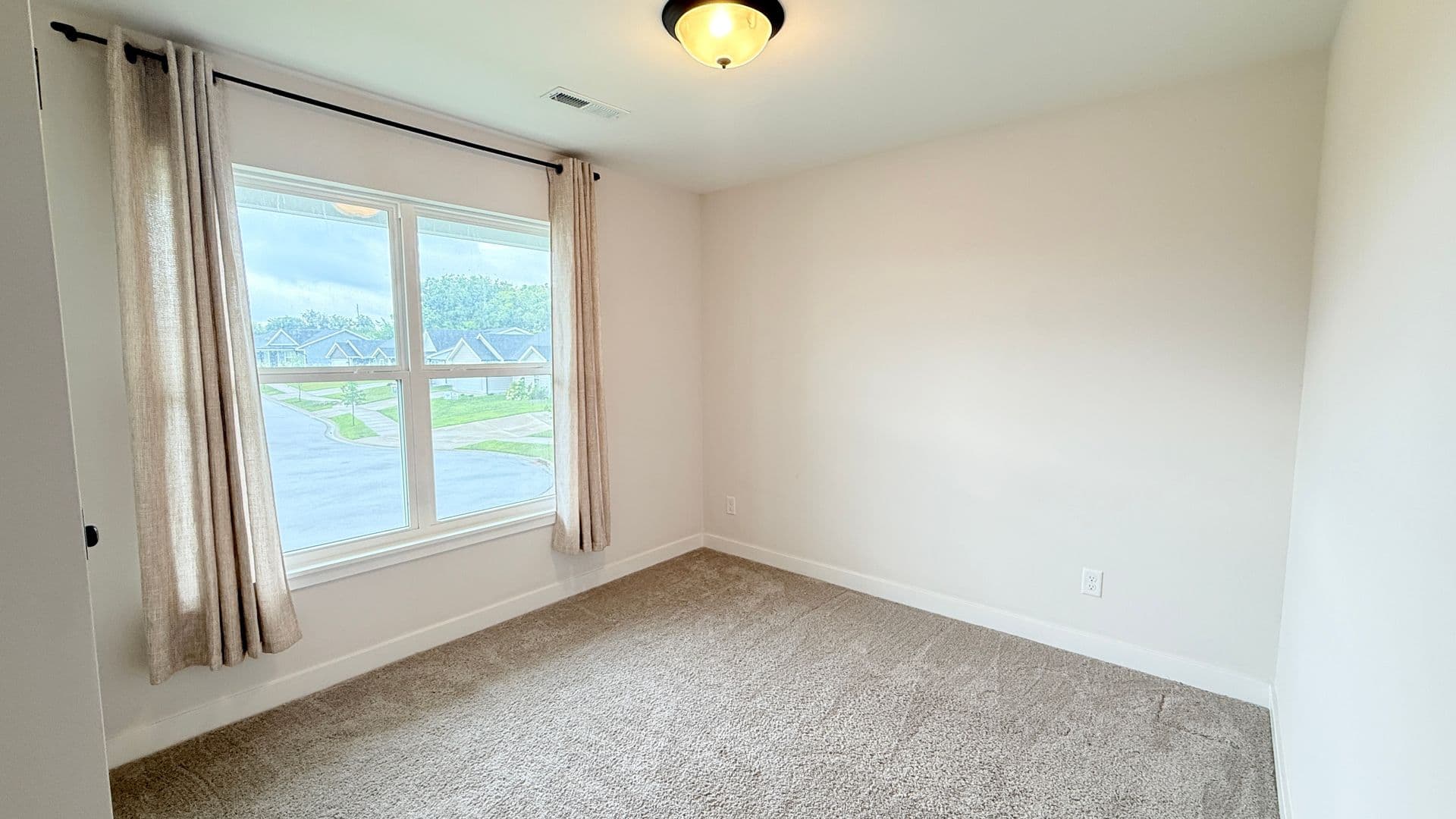 Jeffersonville House: 829 Wolf Run Park Blvd