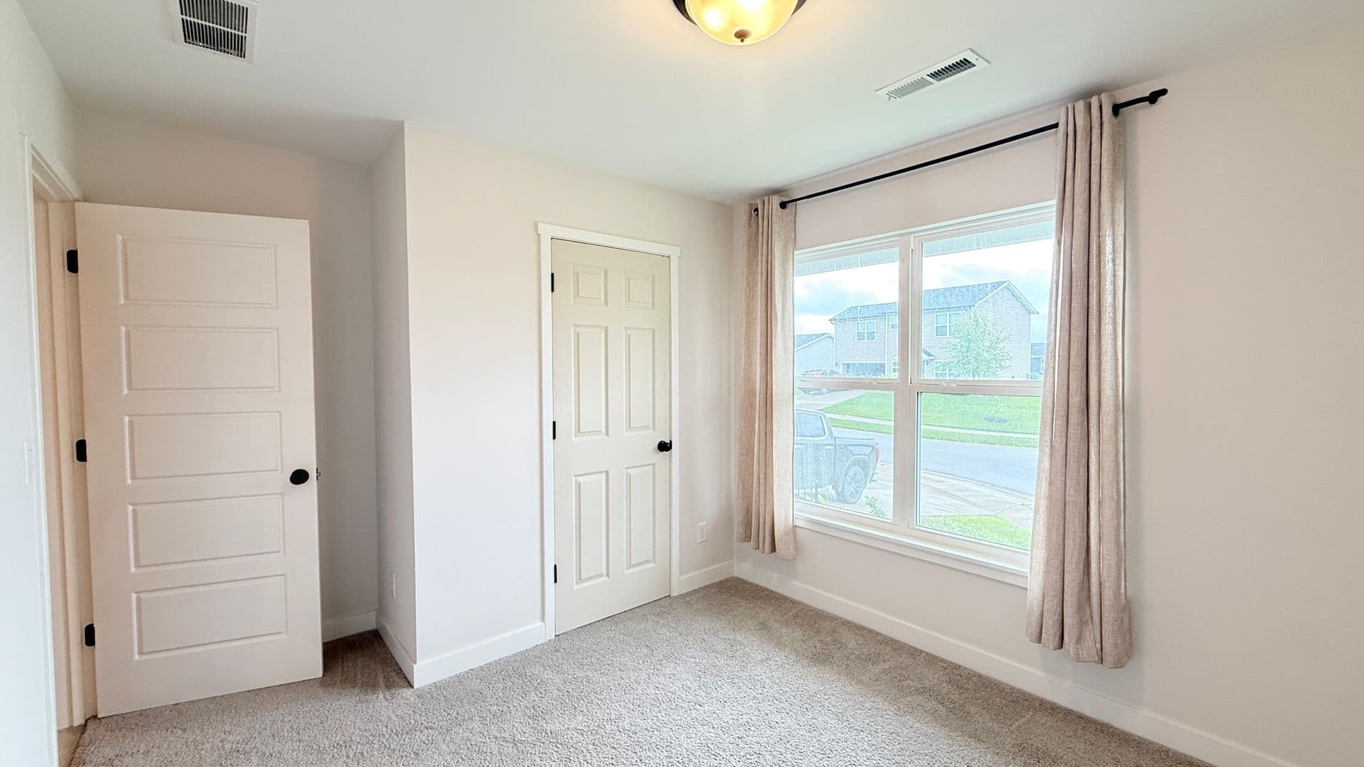 Jeffersonville House: 829 Wolf Run Park Blvd