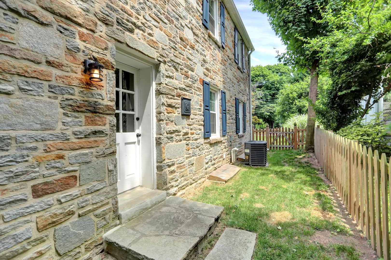 Towson House: 635 Round Oak Road