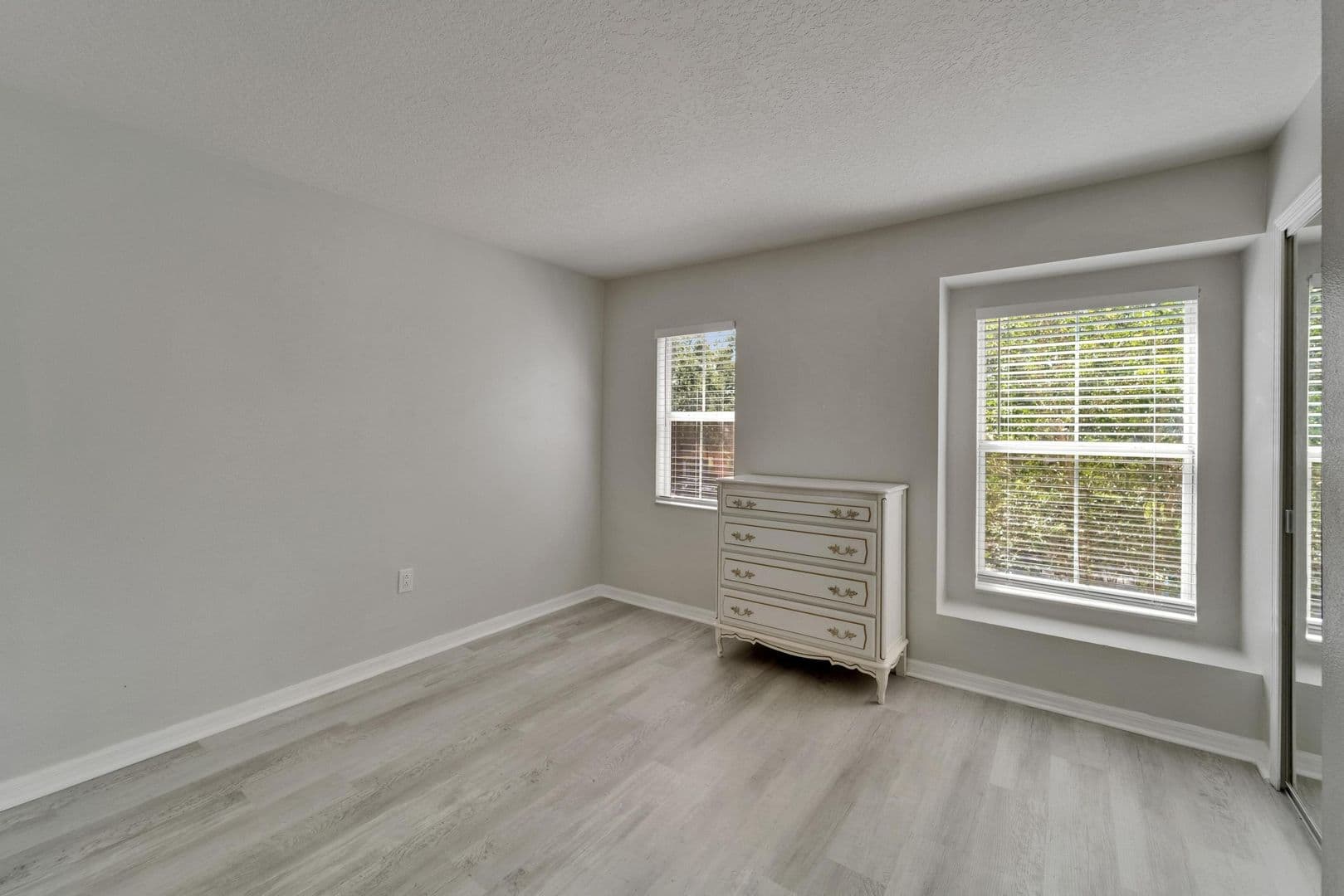Riverview House: 10840 Lake Saint Charles Boulevard