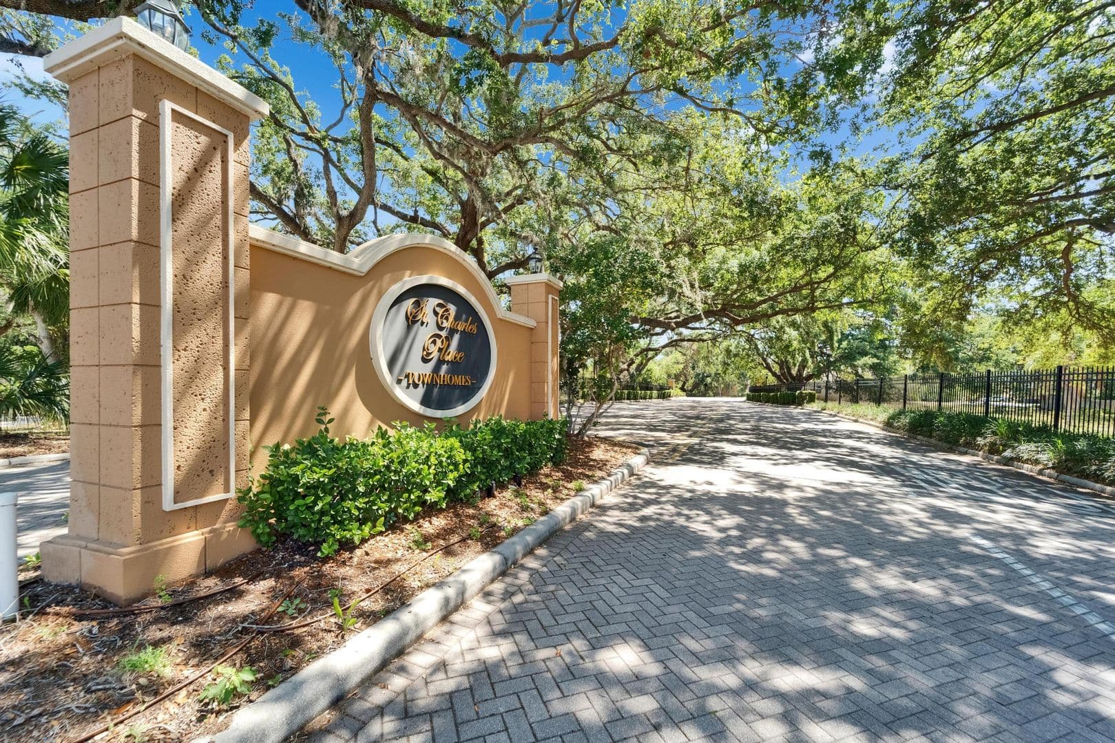 Riverview House: 10840 Lake Saint Charles Boulevard