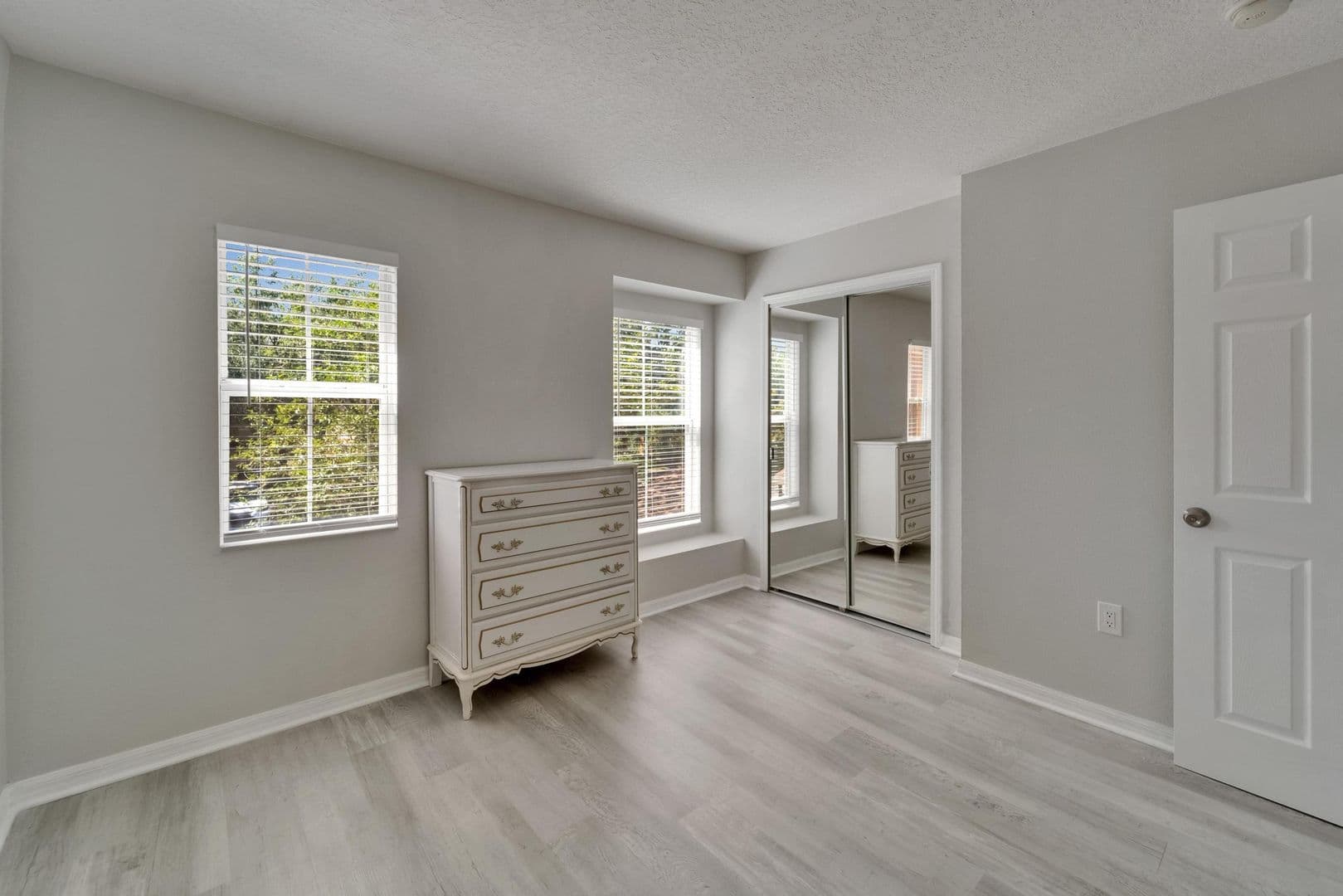 Riverview House: 10840 Lake Saint Charles Boulevard