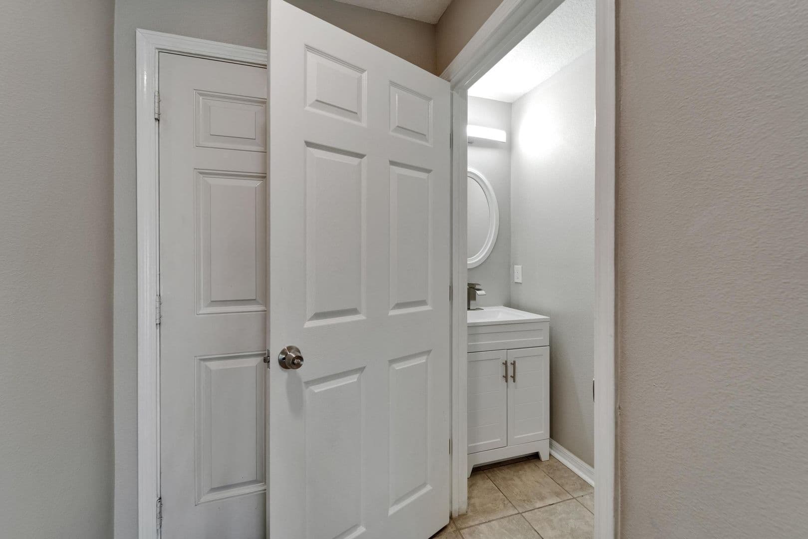 Riverview House: 10840 Lake Saint Charles Boulevard