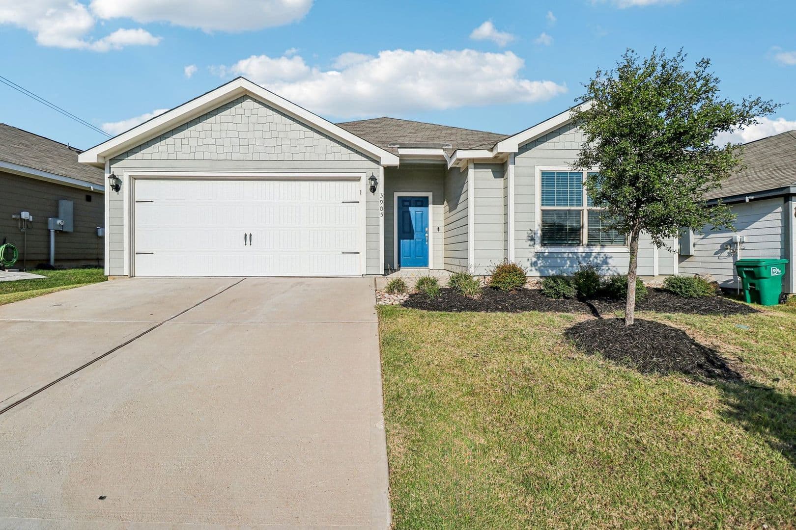 Denton Townhome: 425 Beall St