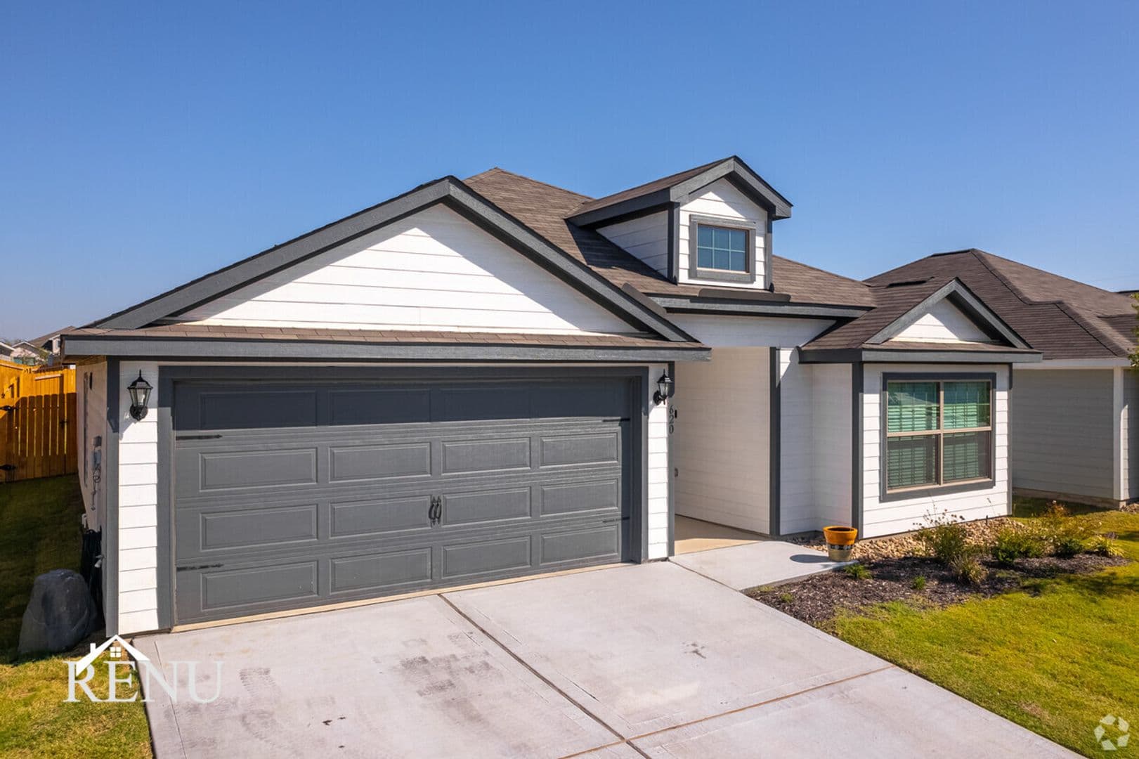 Denton Townhome: 425 Beall St