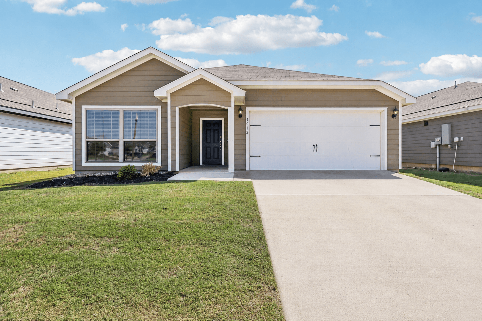 Denton Townhome: 425 Beall St