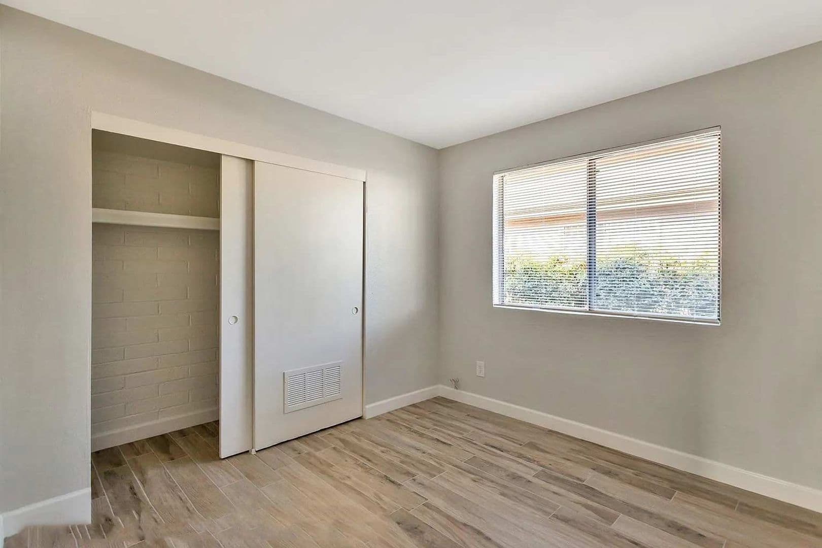 Phoenix Apartment: 936 East Roma Avenue