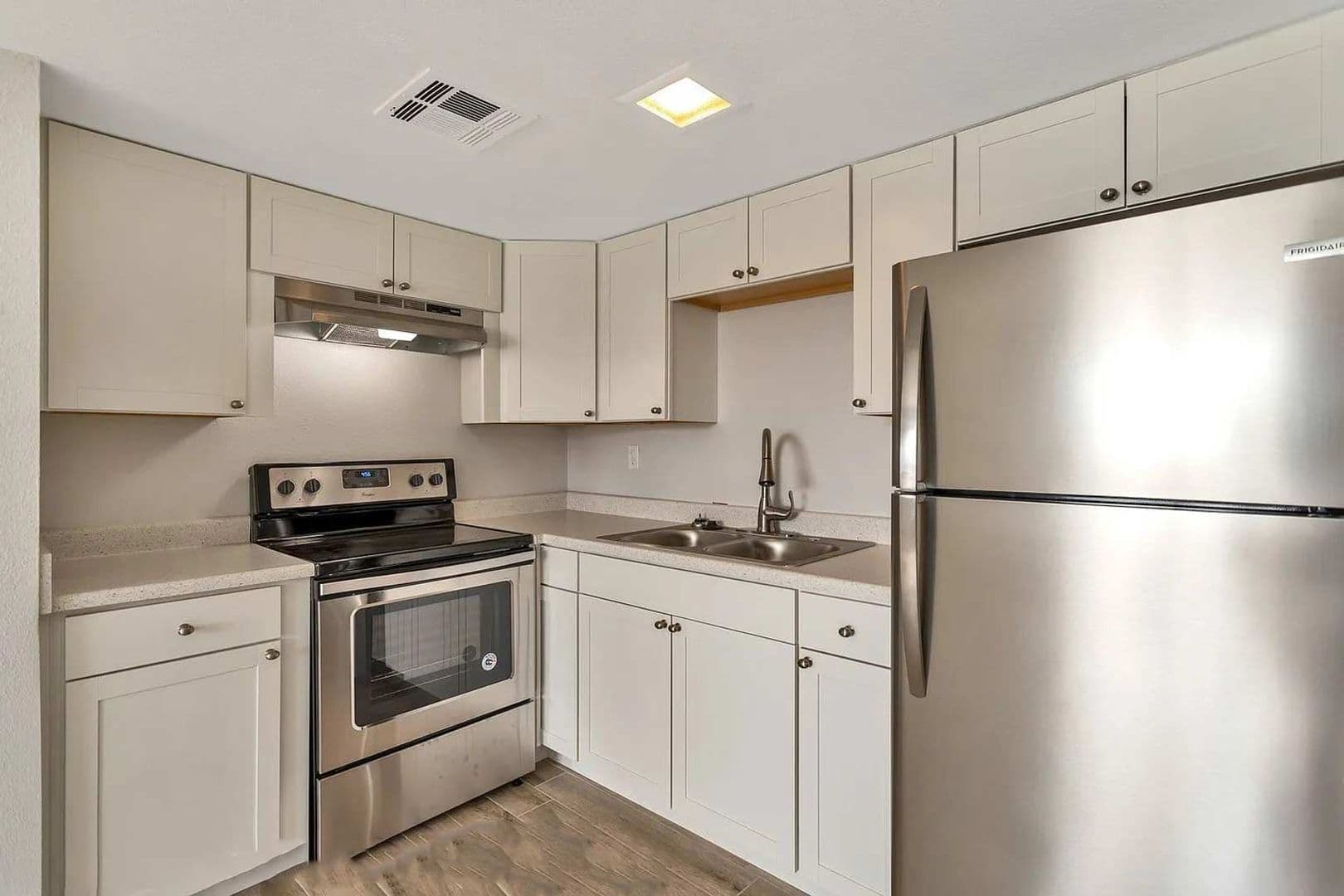 Phoenix Apartment: 936 East Roma Avenue