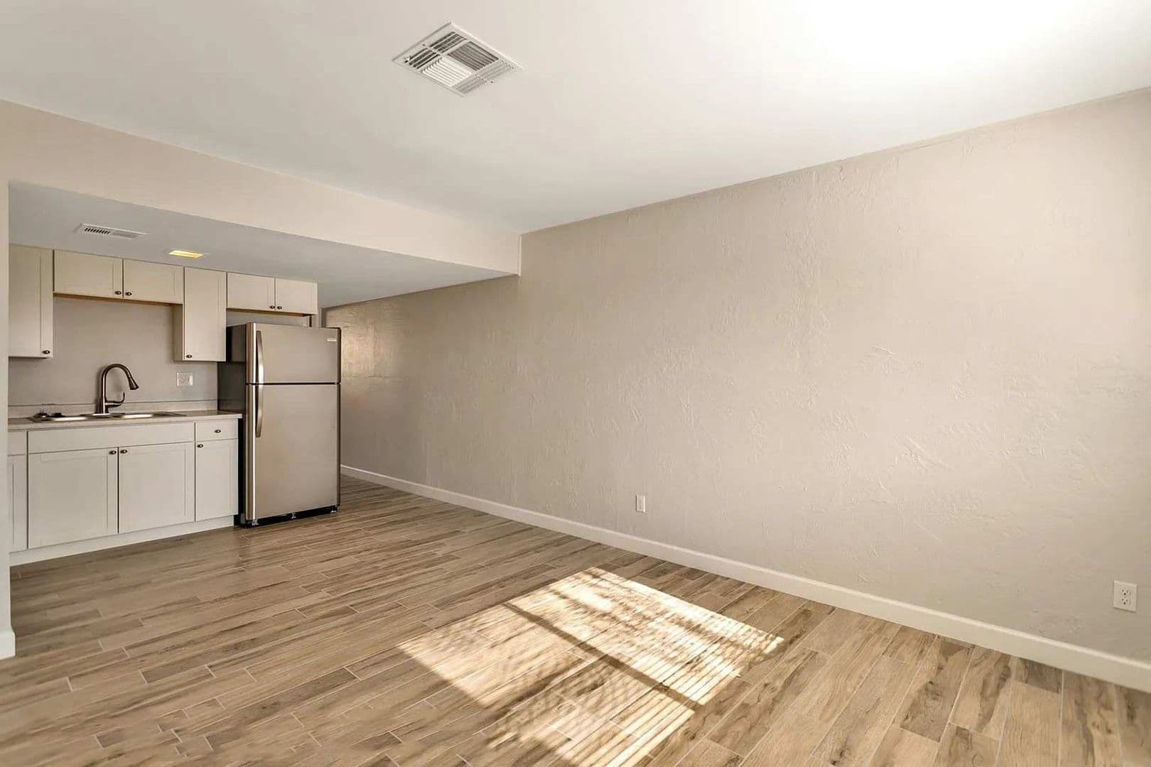 Phoenix Apartment: 936 East Roma Avenue