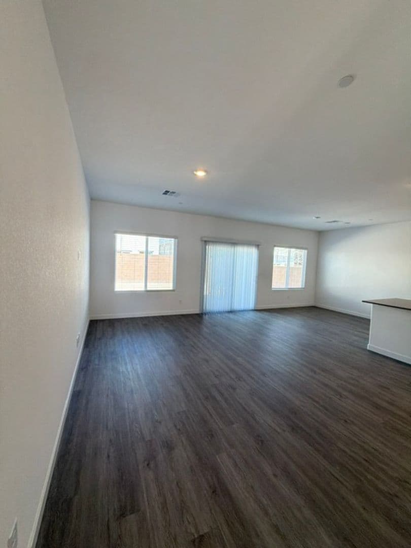 NLV House: 912 Galloway Lake Ave