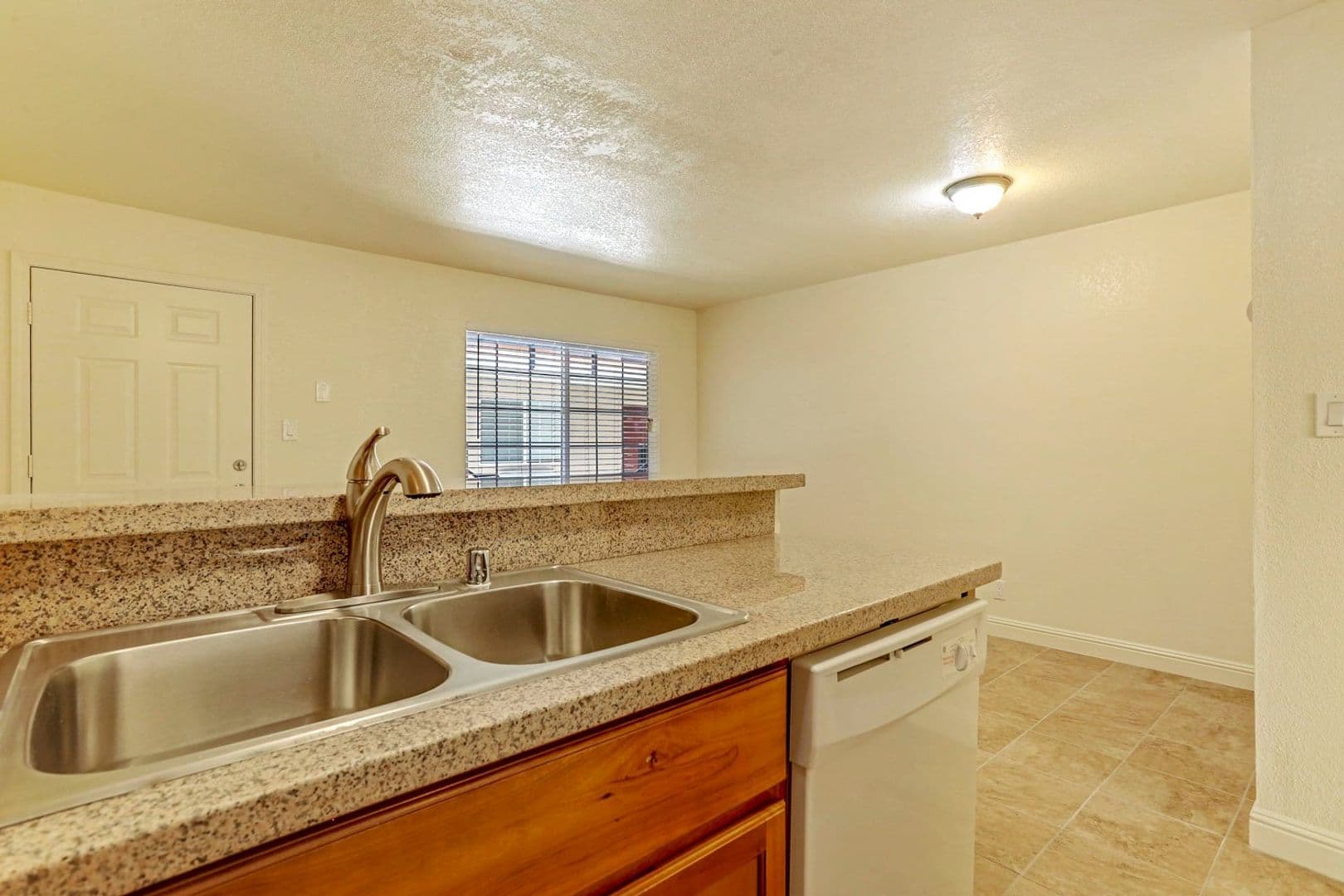 Stockton Apartment: 1142 N Sutter Street
