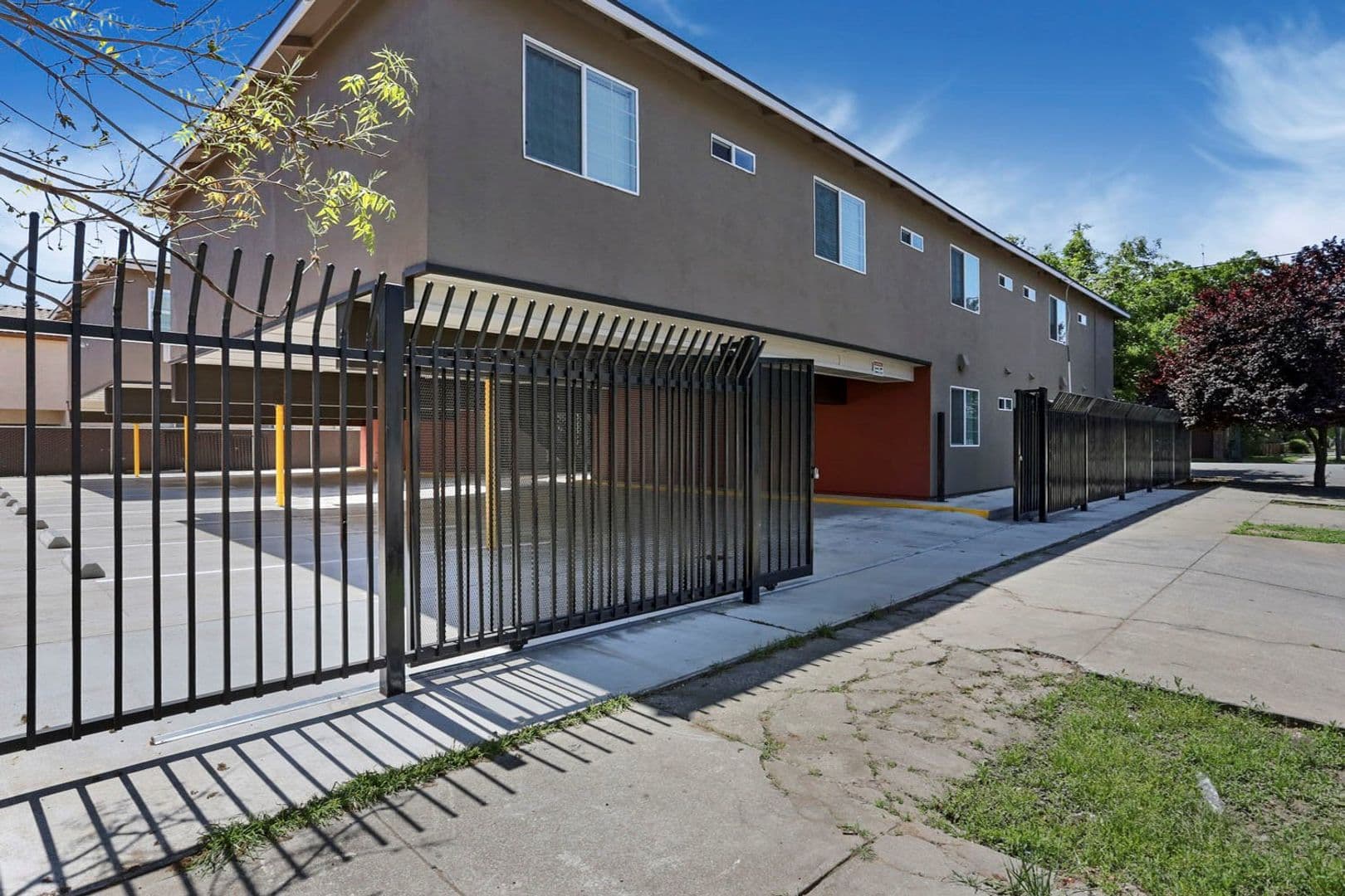 Stockton Apartment: 1142 N Sutter Street