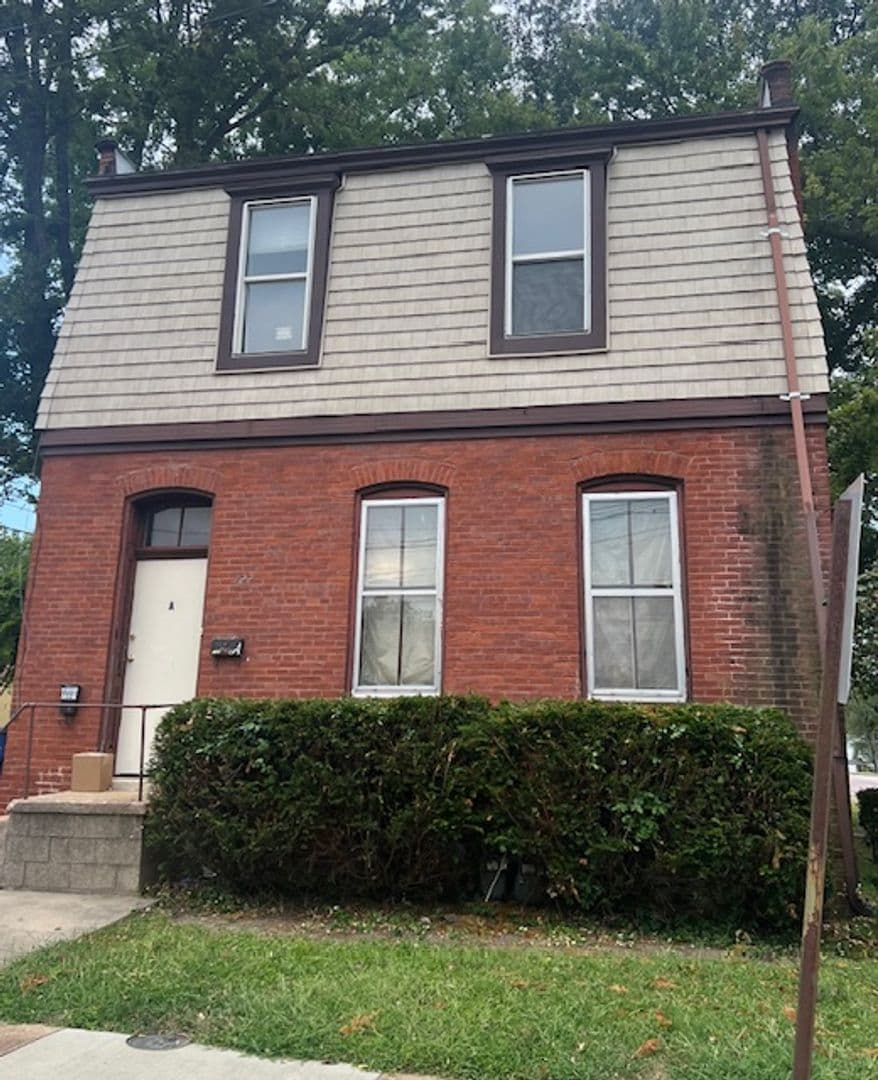 Belleville Apartment: 1528 Lebanon Avenue