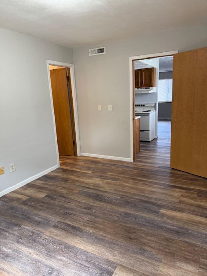 Belleville Apartment: 1528 Lebanon Ave