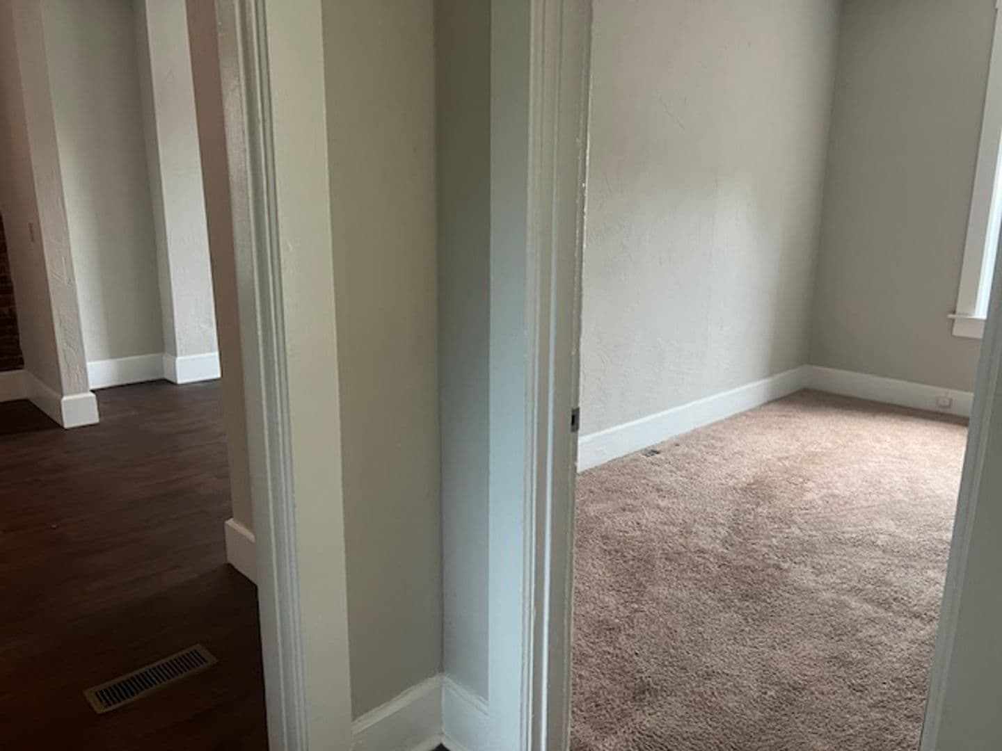 Belleville Apartment: 1528 Lebanon Avenue