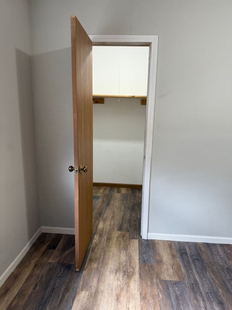 Belleville Apartment: 1528 Lebanon Ave