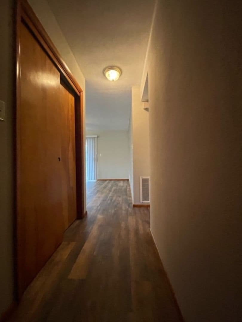 Belleville Apartment: 1528 Lebanon Avenue
