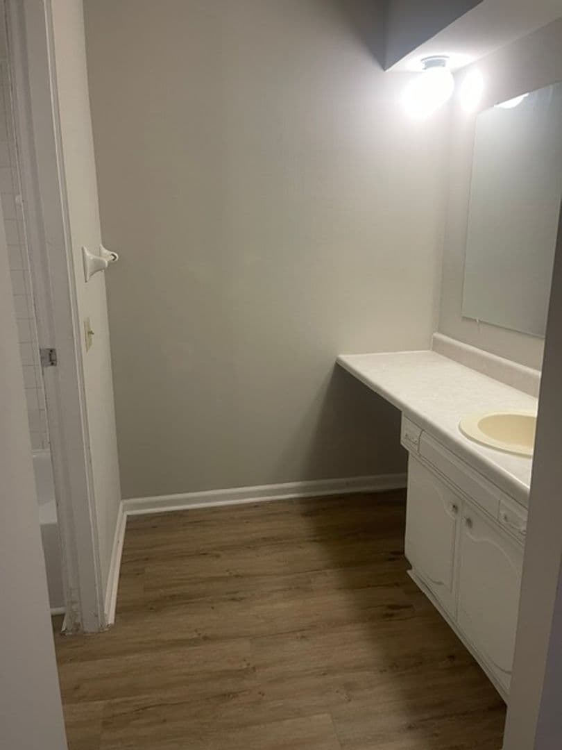 Belleville Apartment: 1320 Sangamon