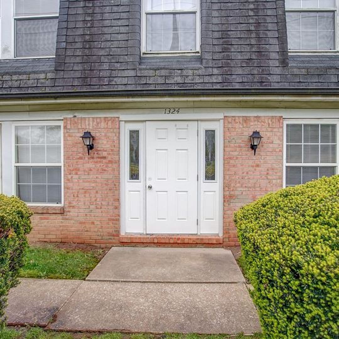 Belleville Apartment: 1320 Sangamon