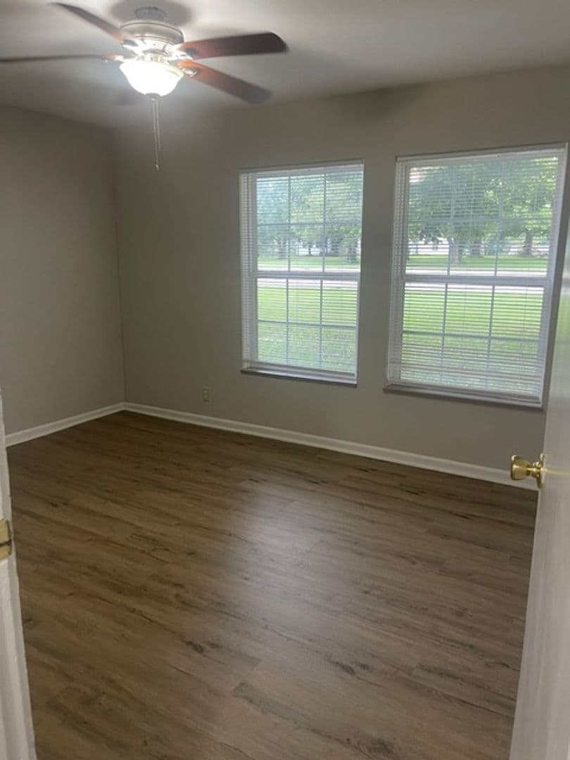 Belleville Apartment: 1320 Sangamon