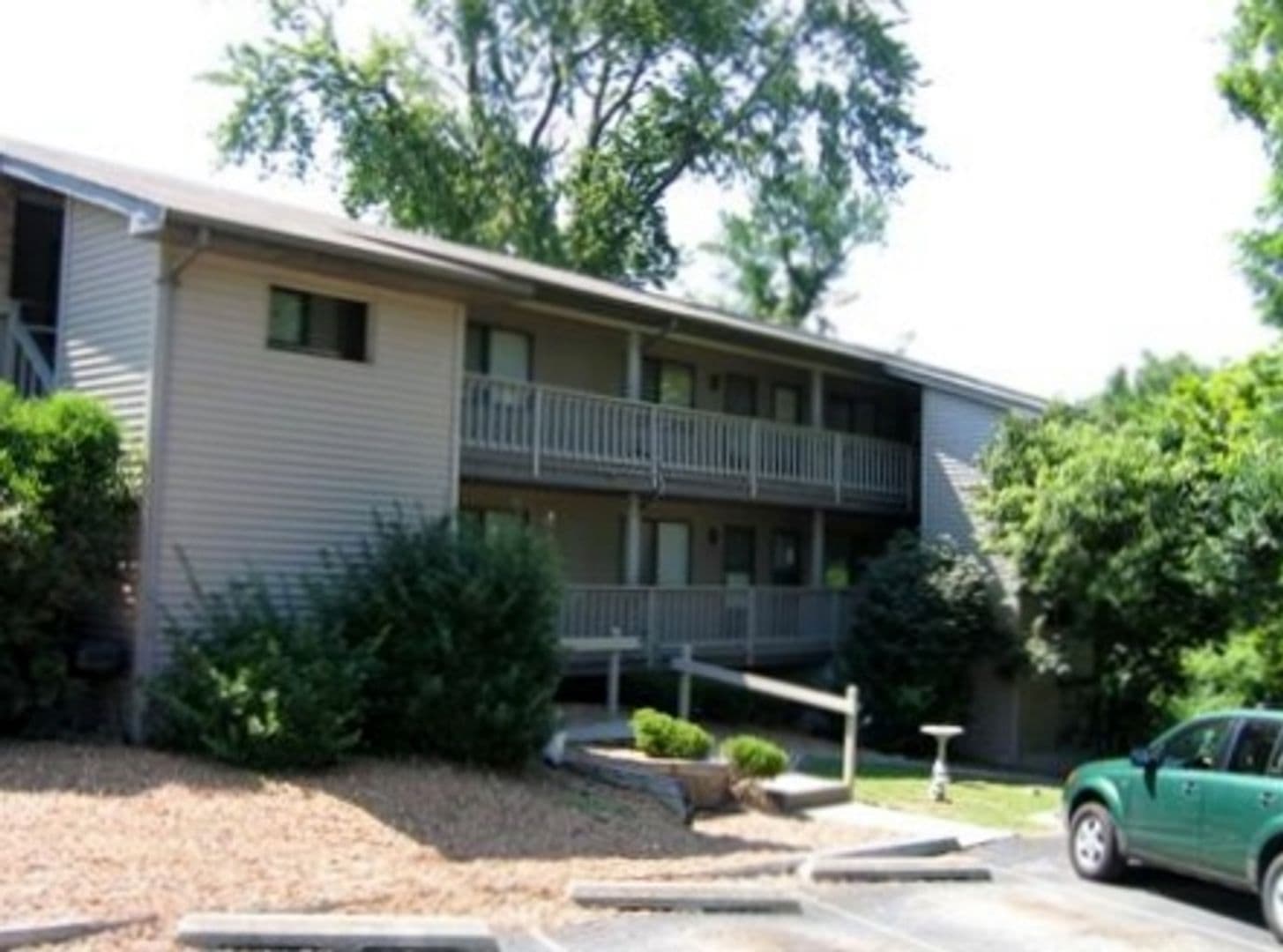 Belleville Apartment: 1528 Lebanon Ave