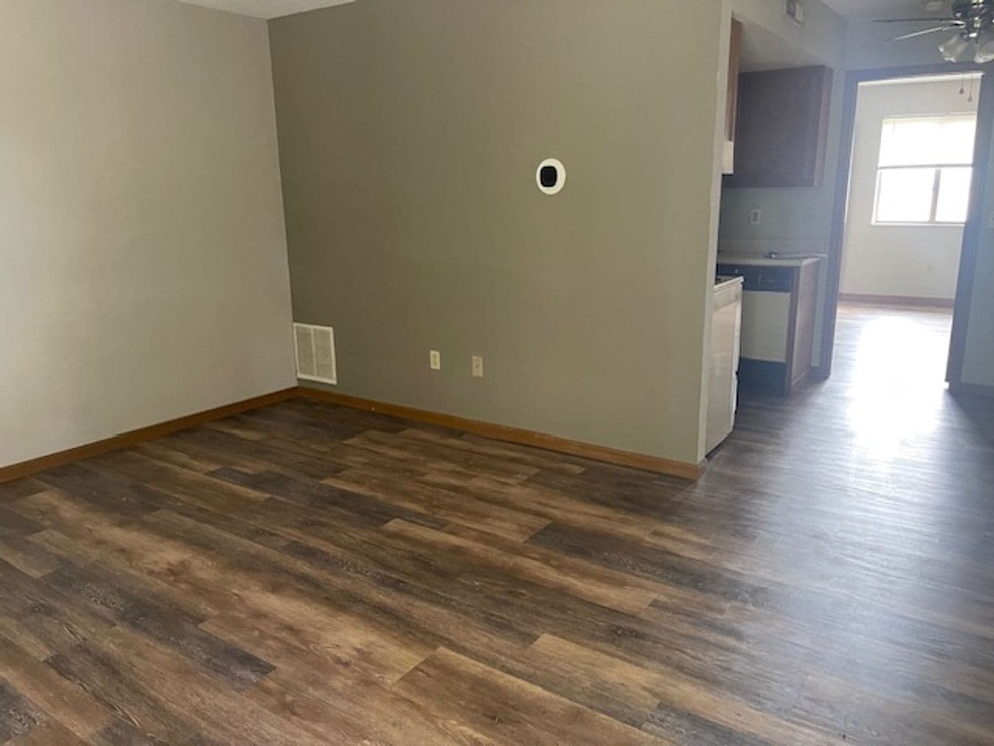 Belleville Apartment: 1528 Lebanon Ave