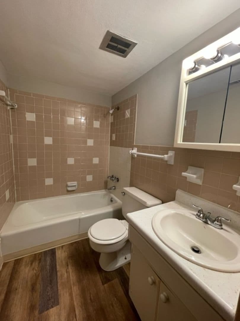Belleville Apartment: 1528 Lebanon Avenue