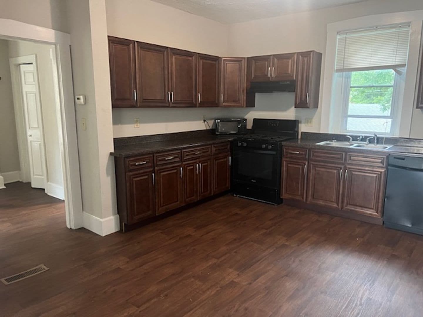 Belleville Apartment: 1528 Lebanon Avenue