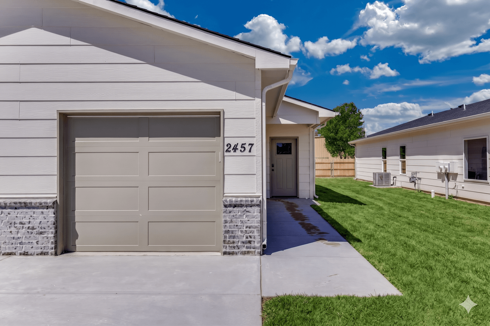 Wichita House: 2333 W MacArthur Ct