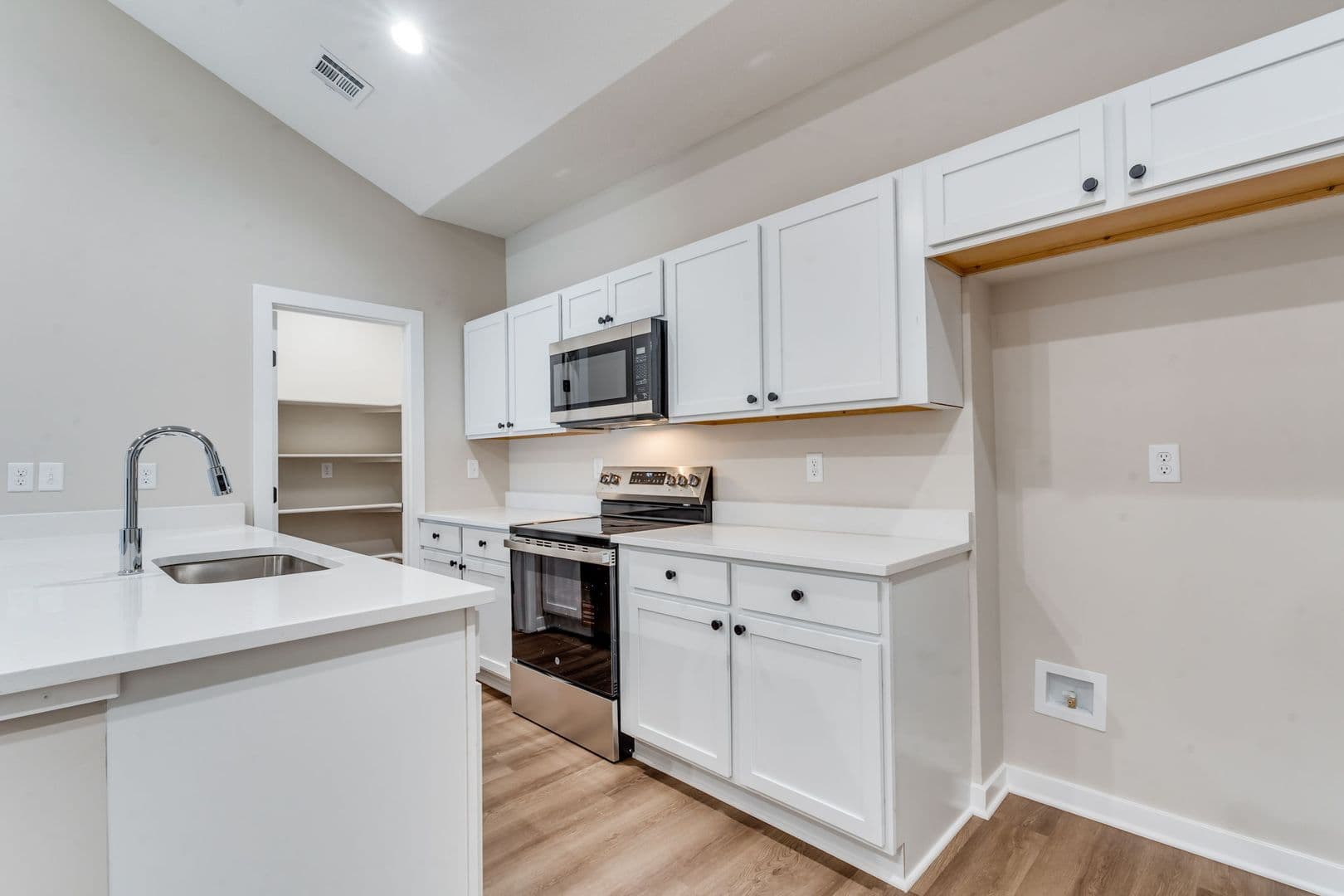 Newton House: 903 S Blaine St