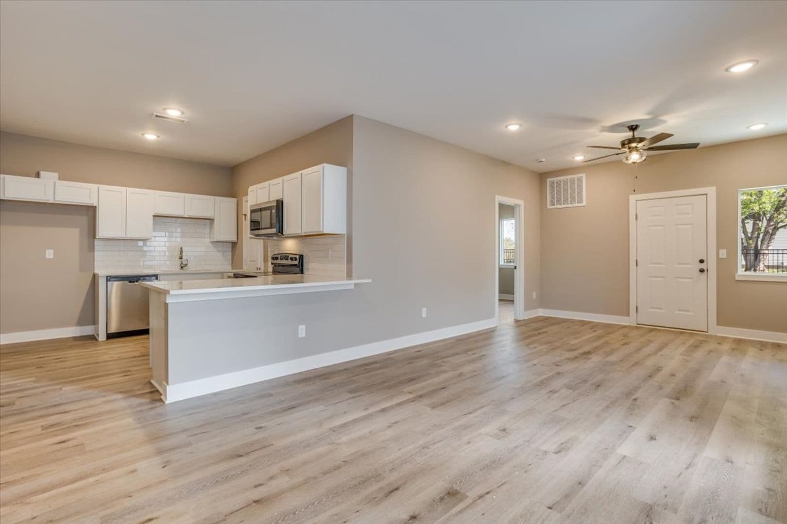 Goddard Townhome: 1060 W Long Path St