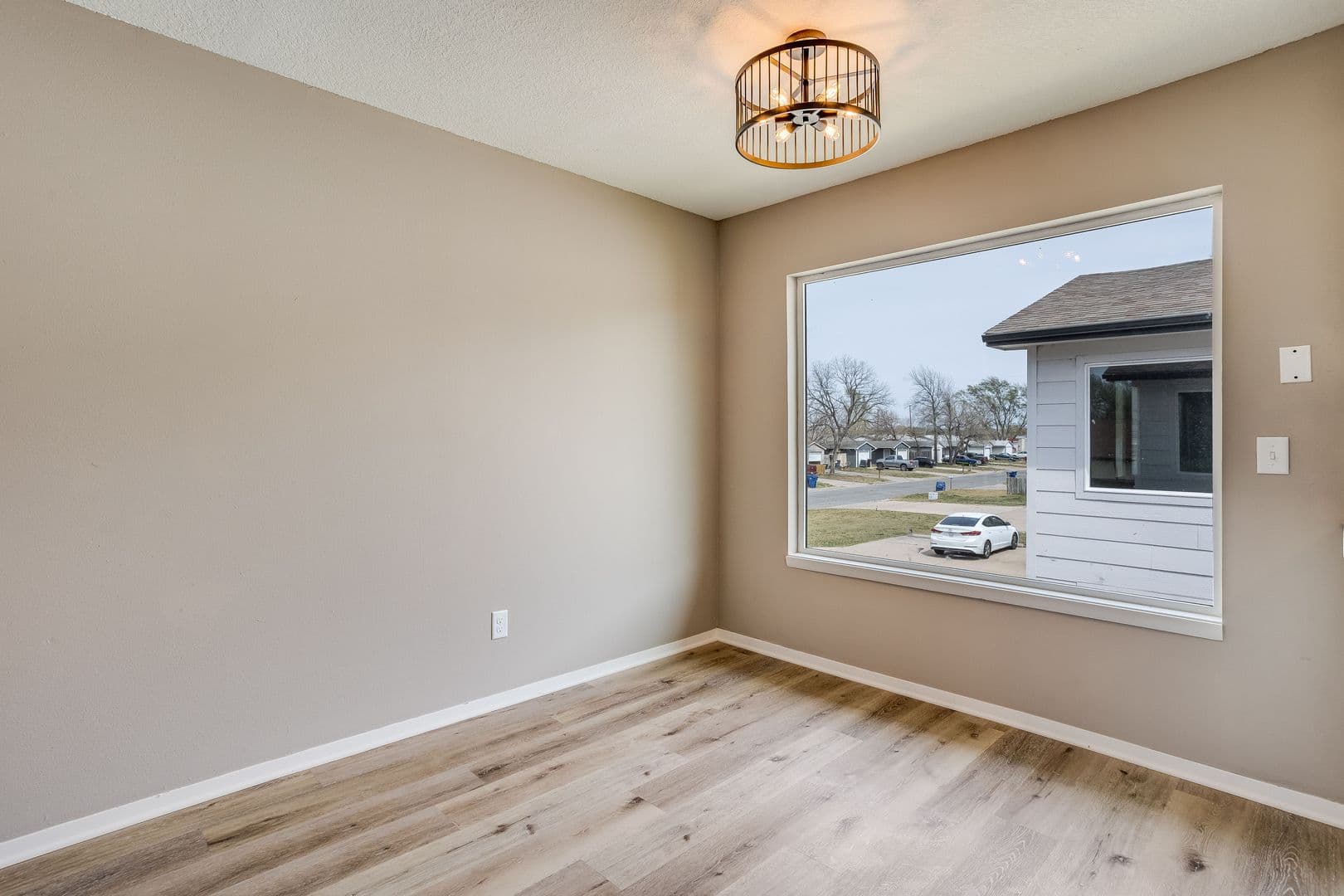 Wichita Apartment: 1515 E El Monte St