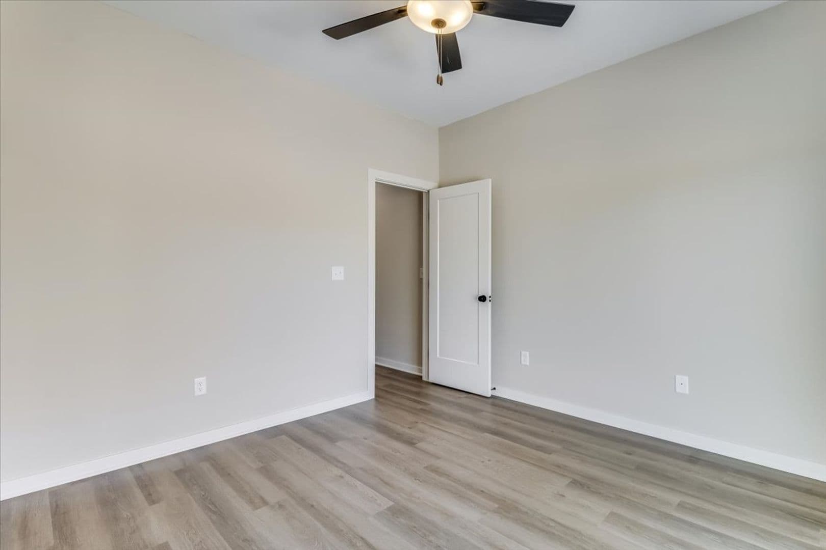 Wichita House: 2333 W MacArthur Ct