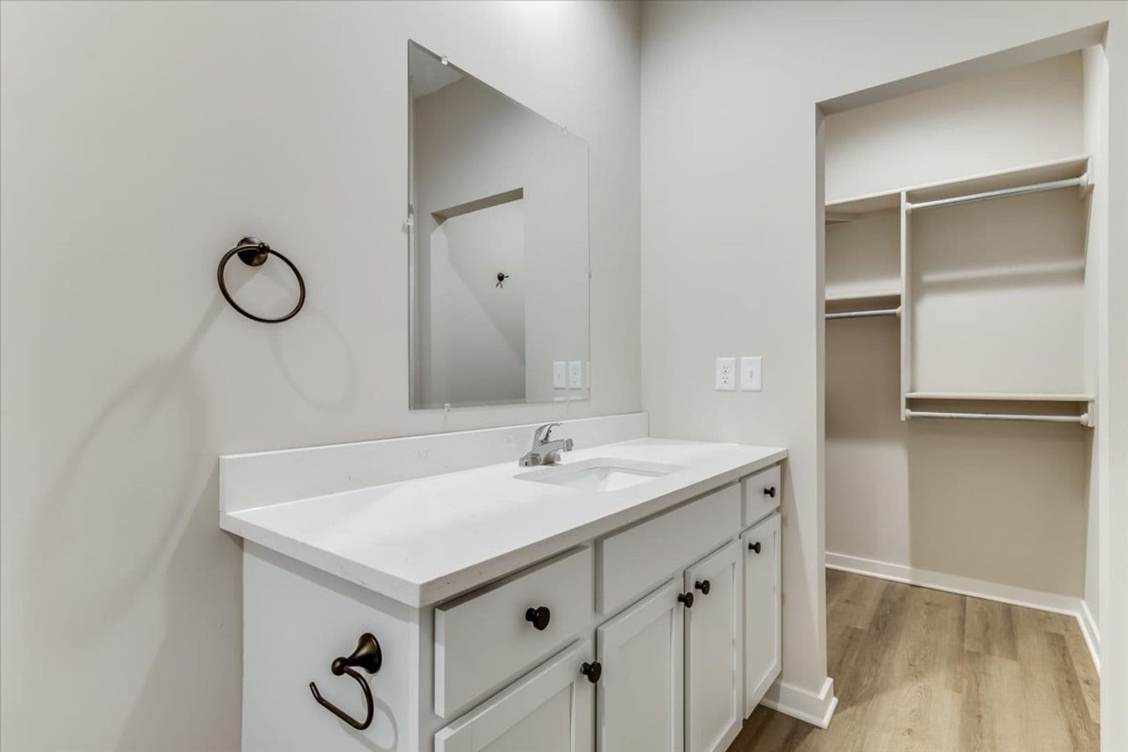 Wichita House: 2321 W MacArthur Ct