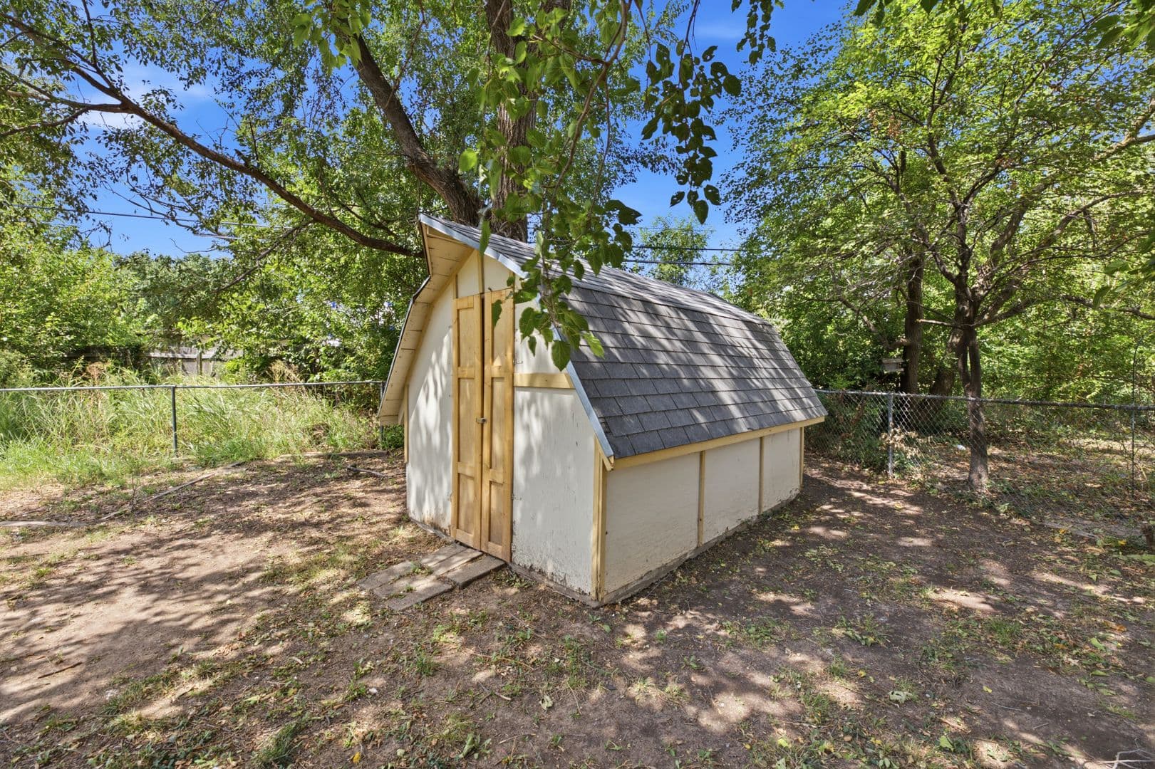 Derby House: 1425 N Georgie Ave
