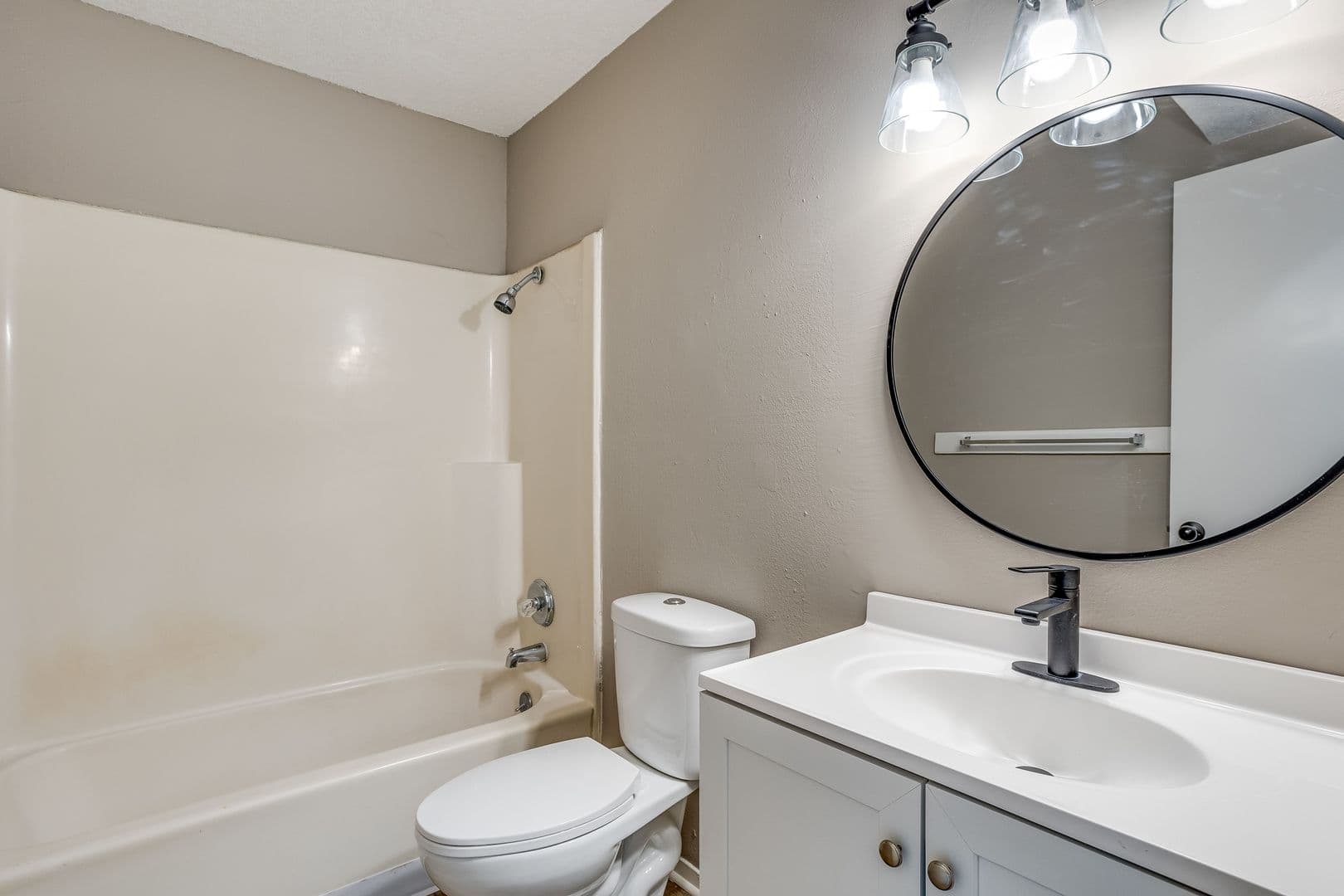Wichita Apartment: 1515 E El Monte St