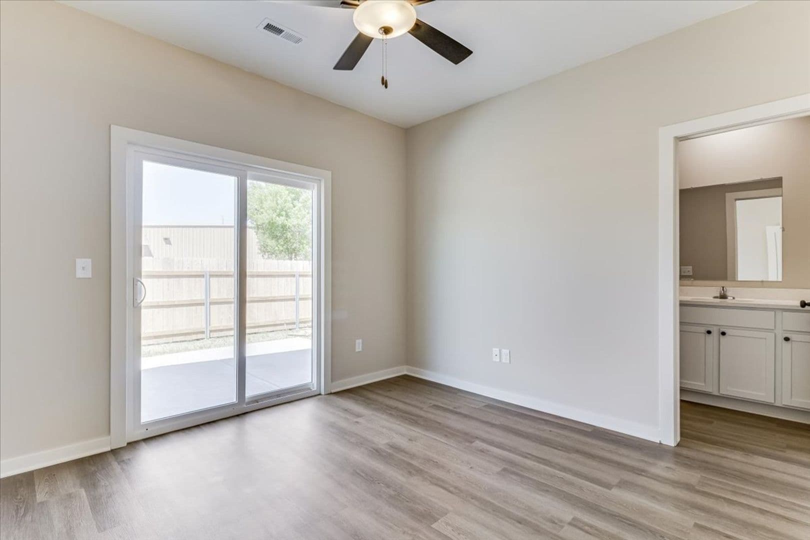 Wichita House: 2337 W MacArthur Ct