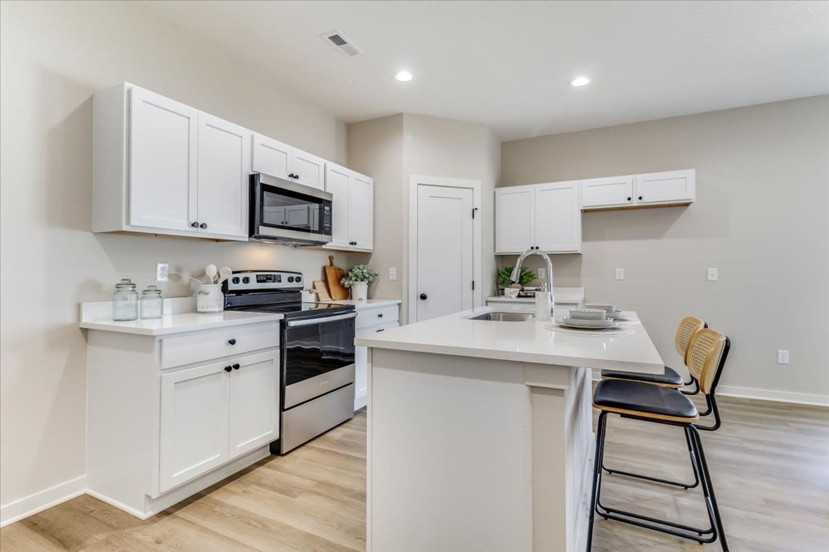 Wichita House: 2321 W MacArthur Ct