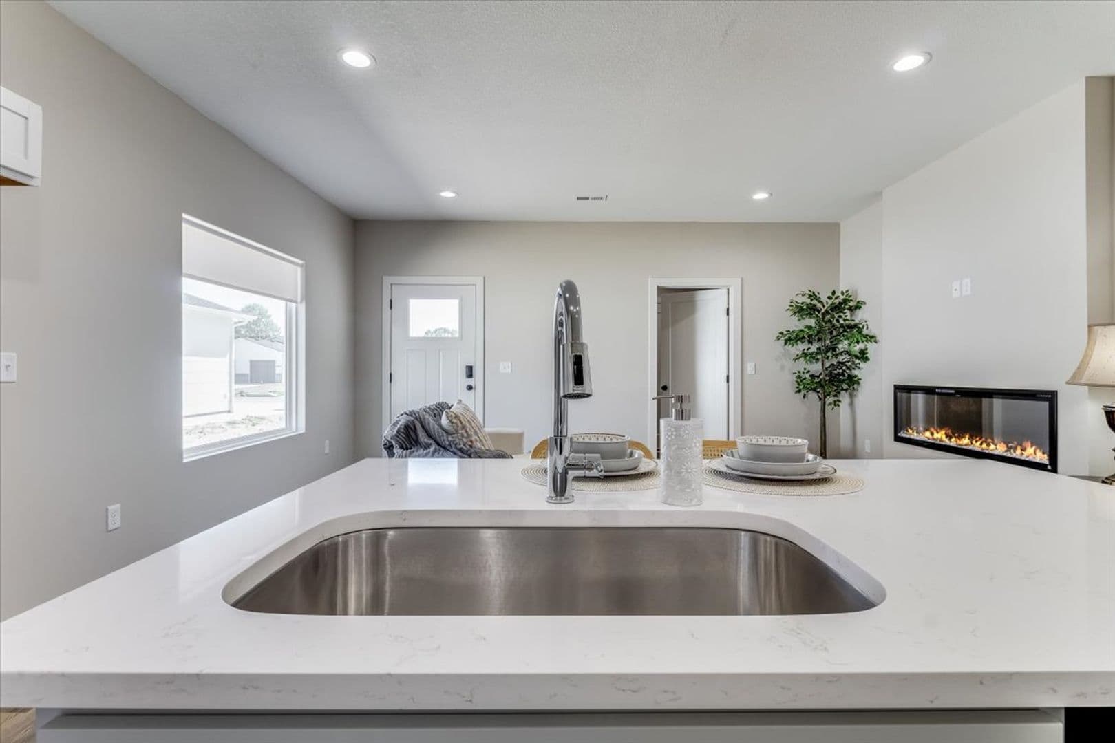 Wichita House: 2333 W MacArthur Ct