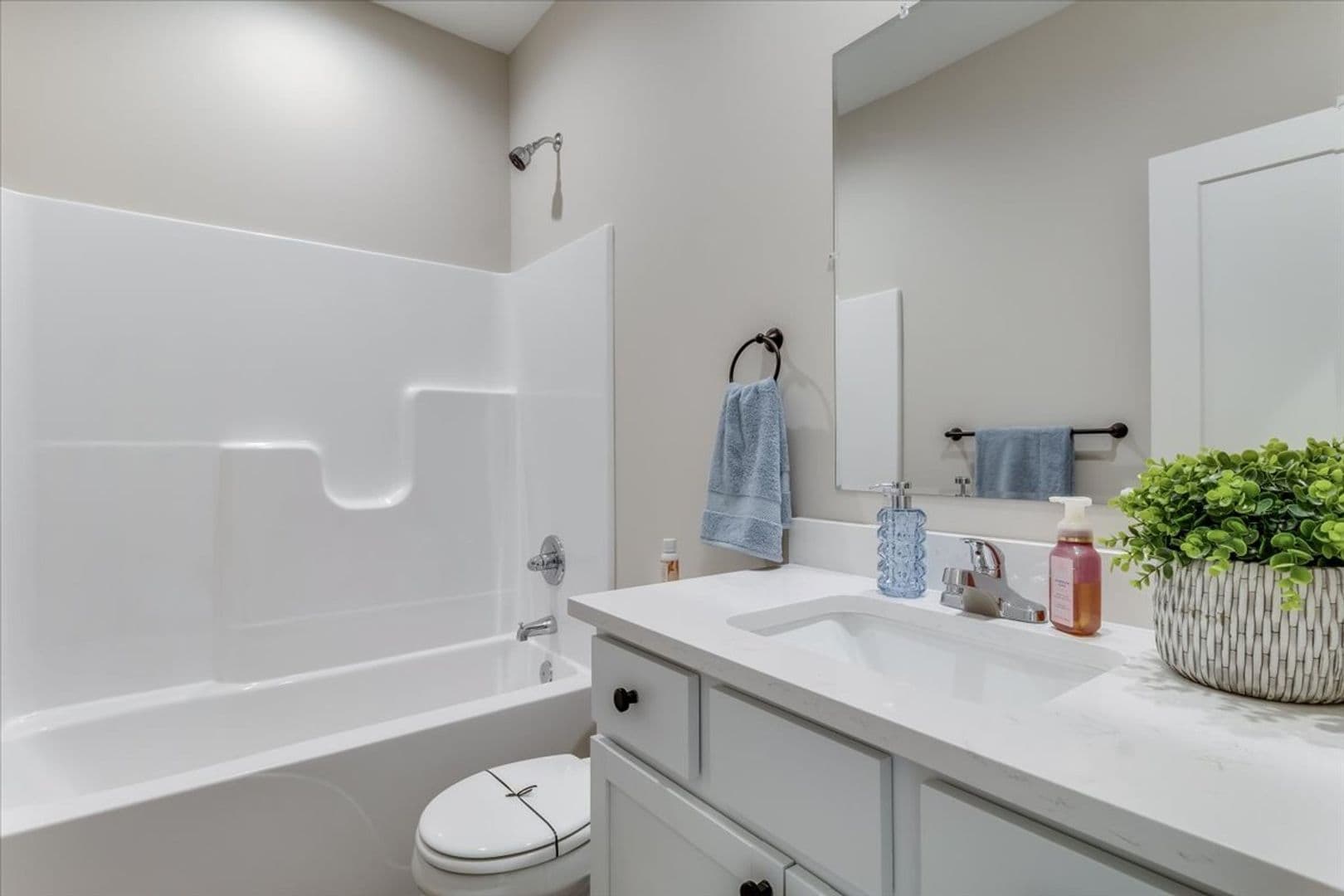 Wichita House: 2321 W MacArthur Ct