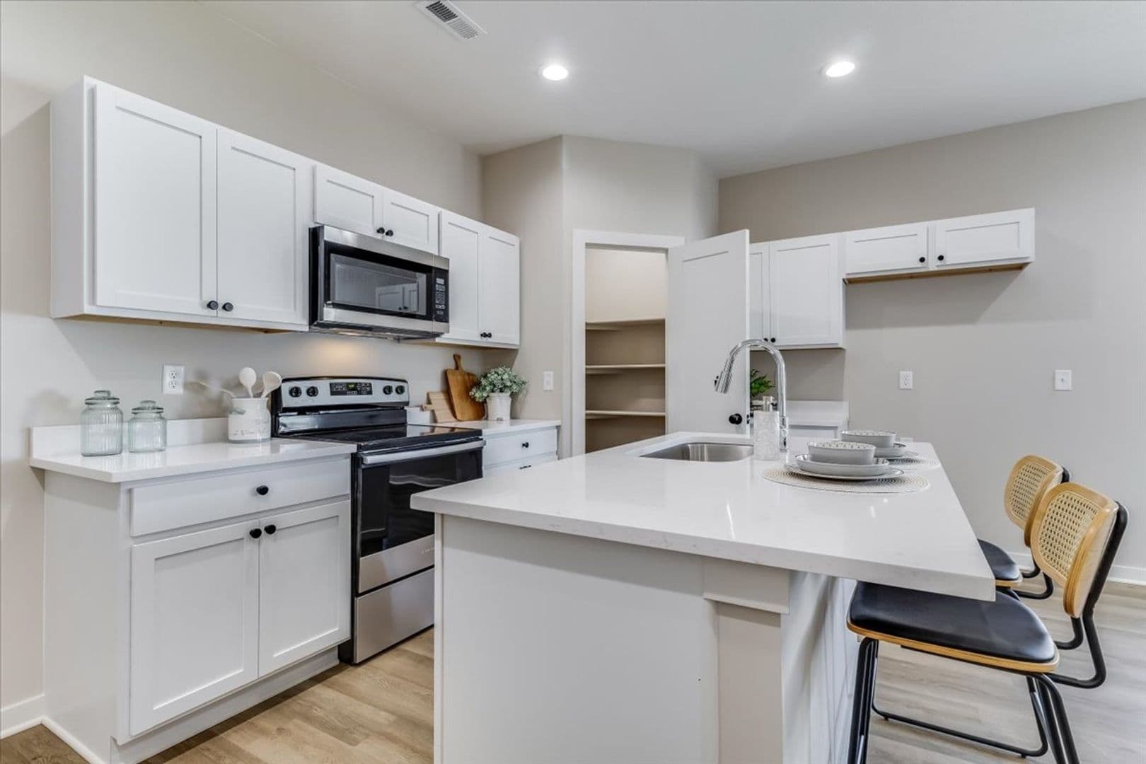Wichita House: 2333 W MacArthur Ct