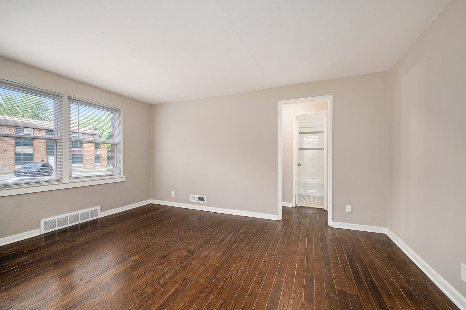 Independence Apartment: 120 W Elizabeth St