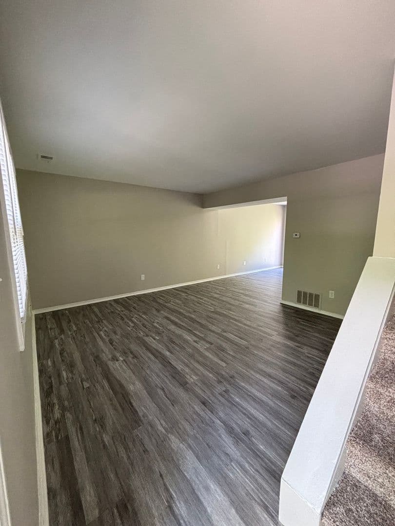 Kokomo Apartment: 300 E 261 S