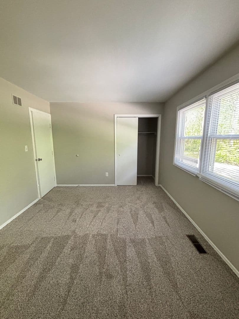 Kokomo Apartment: 300 E 261 S
