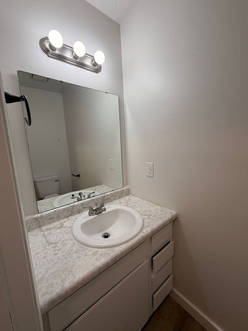 Lafayette Apartment: 10 Emerald Pines