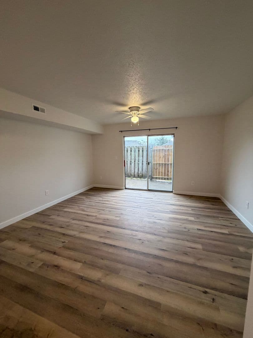 Lafayette Apartment: 10 Emerald Pines