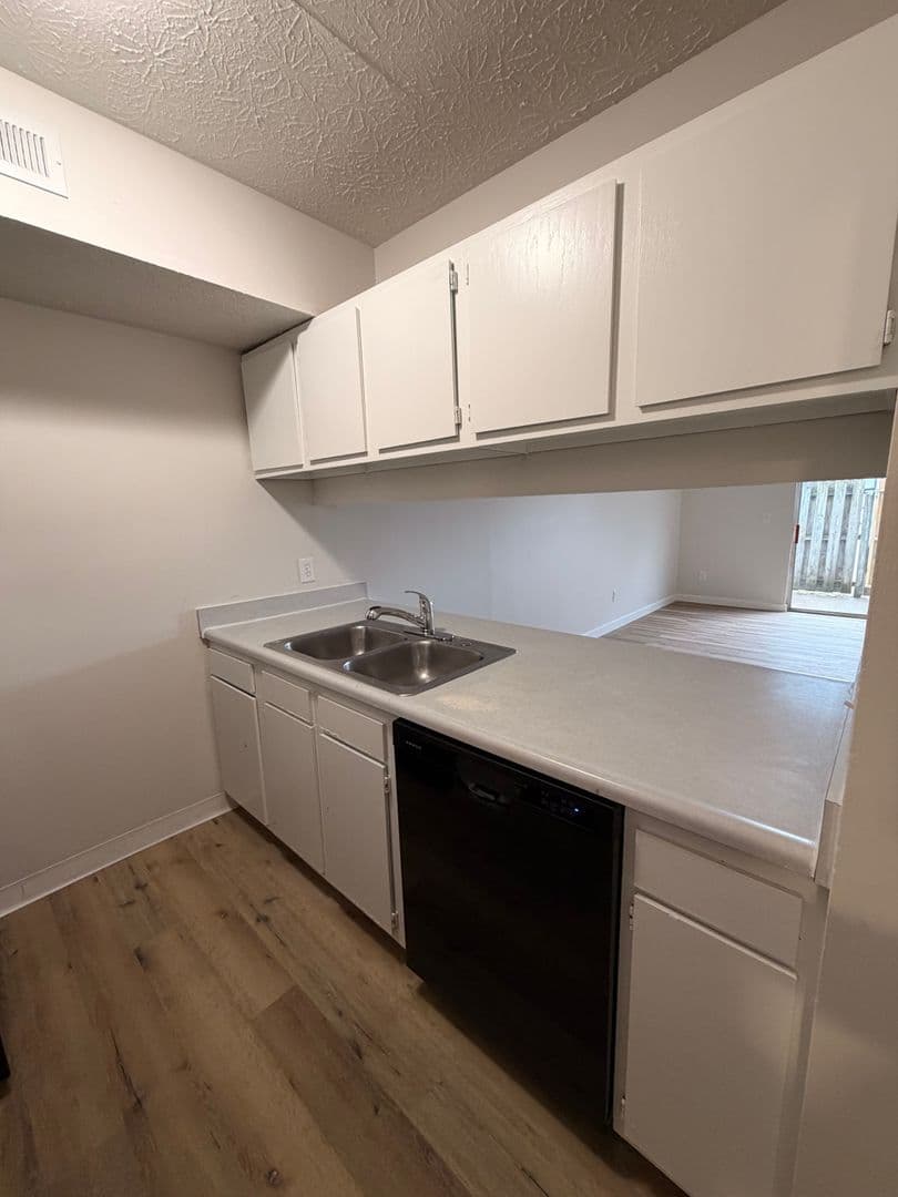 Lafayette Apartment: 10 Emerald Pines