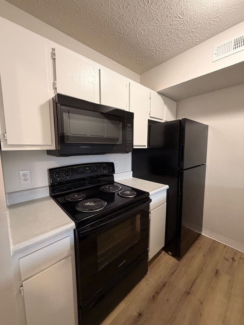 Lafayette Apartment: 10 Emerald Pines
